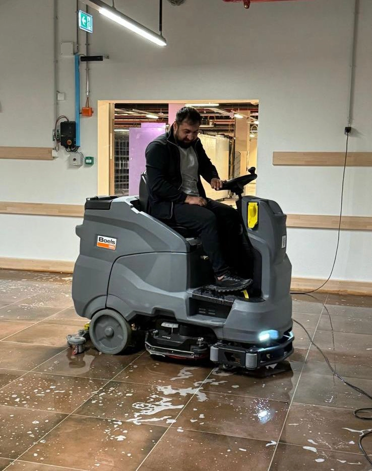 F.A.C Service - Abbruch, Schadstoffsanierung, Baureinigung und Gebäudereinigung - Reinigungsmaschine